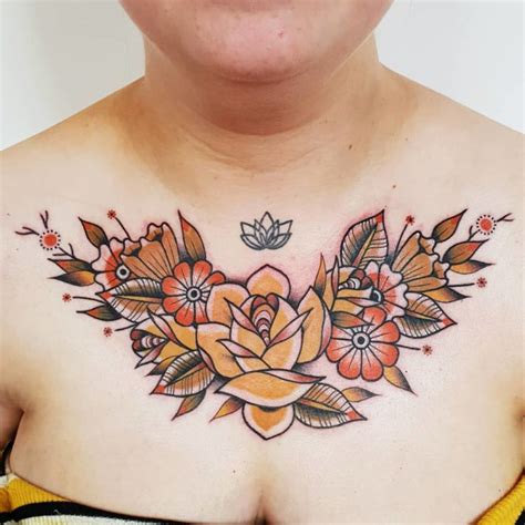 tatouage femme sous poitrine cote|Tatouage sur la poitrine, sur le coeur, entre les seins。